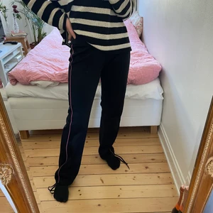 Champion pants - Träningsbyxor/mjukisbyxor från champion, köpta secondhand. Har snören längst ned som man kan dra ihop och justera modellen. 