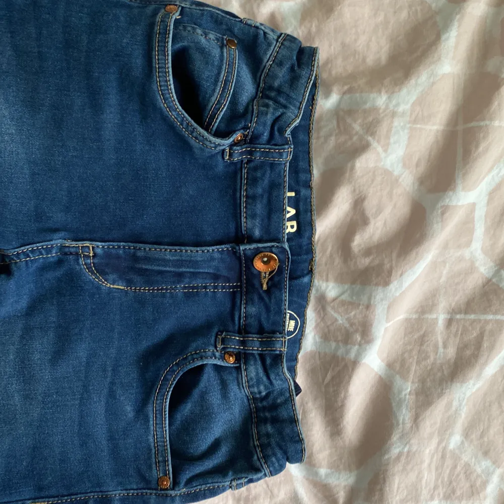 Dessa jeans har varit använda många månget men de är fortfarande i ett bra sick. Storleken är 158 och jeansen är tajta eftersom modellen skinna jeans. Priset är 278 men kan sänkas. Passa på att köpa!!. Jeans & Byxor.