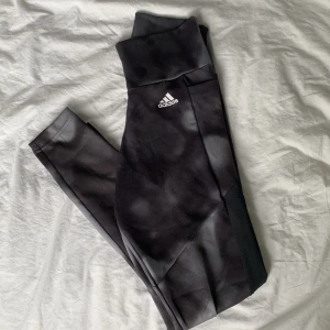 Adidas träningsbyxor  - Så smidig mobilficka och jättefint mönster! Storlek XS men passar S utan problem och eventuellt M också