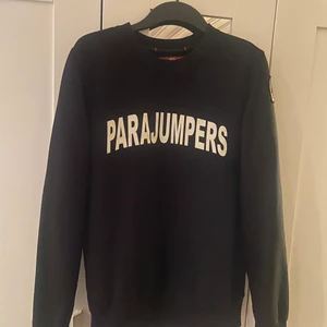Parajumpers Tröja - Parajumpers tröja köpt från Skistar för 1800, Äkta. Säljer pga ingen använding. Storlek M. E-kvitto finns.