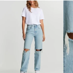 jeans med hål - ljusblå superfina jeans som inte kommer till användning av mig längre! kan diskutera pris och skicka egna bilder privat 