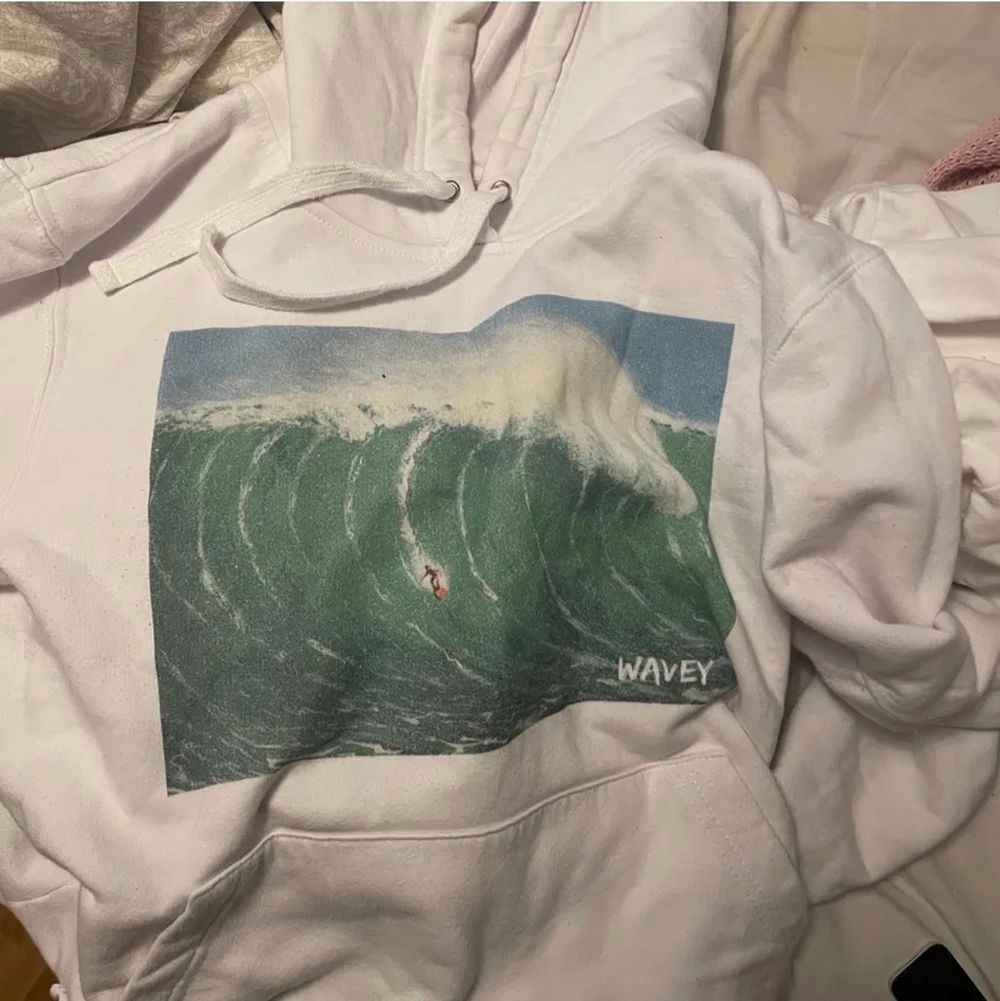 JĂ€ttefin The Cool Elephant Hoodie med ett âsurfâ-tryckâ! đđ Det Ă€r storlek XS men passar mig med S/XS ocksĂ„đ SĂ€ljer för att det inte Ă€r min stil lĂ€ngre! Trycket har bleknat bort lite men det ger en cool effekt tycker jag!. Huvtröjor & TrĂ€ningströjor.