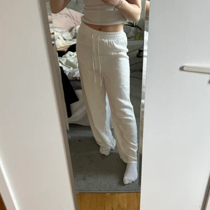 Vita tunna byxor - Säljer linne-liknande byxor inköpte förra sommaren men aldrig använda. De är i storlek xs, har sytt upp dom och är därför bra för min längd (160 cm)🌸🌸 säljer för 100kr + frakt📦 pris kan diskuteras🥰