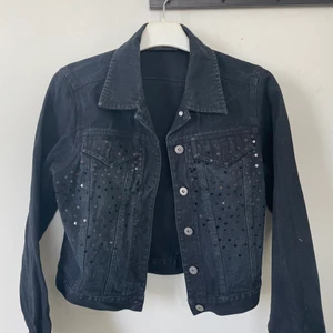 Jeans jacka med paljetter - Superfin svart jeans jacka med svarta paljetter i fint skick! Perfekt till våren och sommaren! 