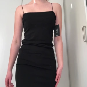 Ny klänning från nakd  - Oanvänd klänning från nakd, för stor för mig tyvärr. Spaghetti-band på enkel svart klänning 🖤 