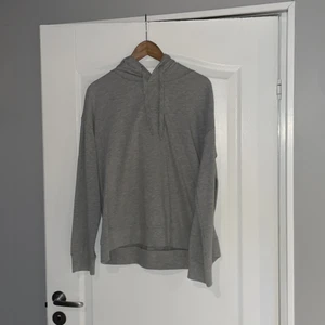 Grå hoddie - Grå hoddie aldrig andvänd 