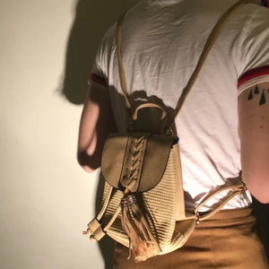Mini ryggsäck - Cool liten ryggsäck. Kan bäras som ryggsäck eller handväska. Justerbara band. Helt oanvänd, i nyskick. 