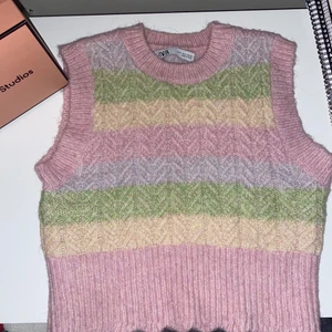 Zara väst  - Säljer min super gulliga färgglada väst från zara! 💛💝💚   Den är i totalt nyskick då den endast har kommit till användning 2 gånger. Hör av er om ni vill ha flera bilder!              (Andra bilden är lånad) priset kan diskuteras💘💘