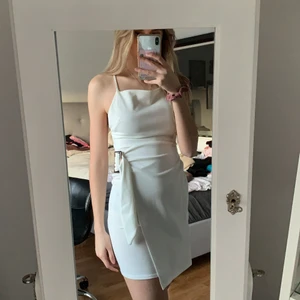 Vit klänning - En väldigt fin vit klänning som passar perfekt till studenten. Väldigt bra skick, har endast använt en gång på en skolavslutning, passar dig som har xs/s då den går att knyta hur tajt man vill där bak