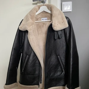 Skinnjacka med päls - Superfin skinnjacka från NA-KD som tyvärr inte kommer till användning. Perfekt nu när våren kommer. Oversize i modellen och jag själv brukar bära storlek M så skulle säga att jackan passar xs-m.