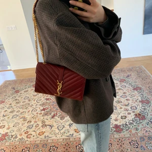 YSL väska - Säljer min röda ysl väska köpt från vestiaire collective i oktober. Den är använd cirka 2 gånger och är som ny. Har kvitto och dustbag. (Står inte för frakt)