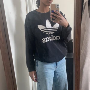Adidas oversized sweatshirt strl 34 = S - Adidas vintage sweatshirt med fickor i storlek S. Har haft den i ish 3 år men har används Max 5 gånger eftersom den har alltid varit lite för liten. Väldigt bra skick och priset går att prata om💕💕
