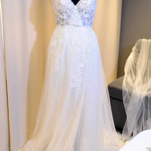 Brudklänning  - Brudklänning, köpt från Remanns i Göteborg 2021. Storlek passar i 36- 38. En väldigt bekväm klänning. Längd passar 165-170 i längd. Klänningen finns att hämta i Göteborg och Örebro. 