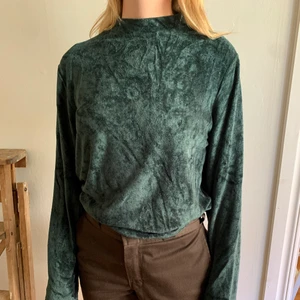 Weekday Sammet tröja. Skogsgrön  - Tröja från weekday Storlek XS. Skogsgrön. Skön i sammet. Fint skick