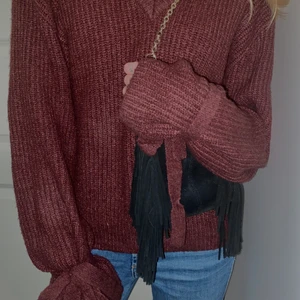 Stickad tröja  - En väldigt fin och mysig tröja från Linn Ahlborgs kollektion med NA-KD. Säljer endast då den ej kommer till så mycket användning längre! St Xs men passar även S väldigt bra! 💞💞