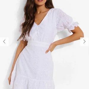 Vit klänning - Säljer då den inte passar mig. Aldrig använd bara provad, lappen kvar:)