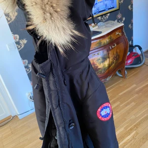  Canada goose - Jag har  storlek M L o den passar mig men den passar också S har vänner som har testat den passar 100% också en s vid snabb affär kan gå ner något i pris
