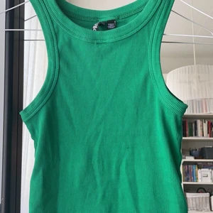 Grönt linne - Säljer denna jättefina gröna linne som kommer från H&M ! Säljer denna eftersom den aldrig kommer till användning, använt 2 gånger! Skriv till mig om du vill ha mer bilder❤️