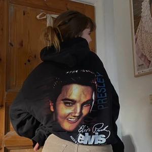 Elvis Hoodie - skriv om du har frågor eller liknande!😎