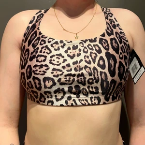 Onzie sport BH leo-mönster S/M - Onzie sport BH med leo-mönster. Helt oanvänd (lappar sitter kvar). Storlek M/L men passar mer S/M. Bekväm och fin passform.