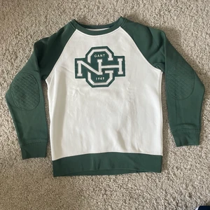 Gant sweatshirt stl 146/152 - Vit gant sweatshirt med gröna armar i nyskick, använd en gång. Stl 146/152. Köparen står för frakten. Inget återköp