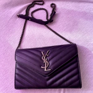 YSL väska  - Oäkta Yves Saint Laurent väska i svart skinn som är i bra skick! Fraktar eller möter upp.