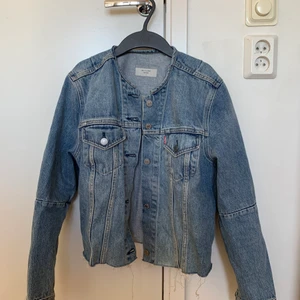 Jeansjacka Levi’s - En vanlig hederlig jeansjacka! Ingen krage och perfekt längd i ärmarna! Snygg passform, inte mycket att klaga på helt enkelt :) Är i storlek L, men på mig som vanligtvis är S/M sitter den ganska tajt