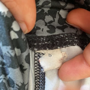 Leggings  - Super Stretchiga , jag kan ha dom och är 160 i storlek. Väldigt bekväma! 