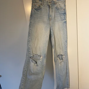 ZARA JEANS - väl använda därav priset. Slitna på baksidan se bild 2💖