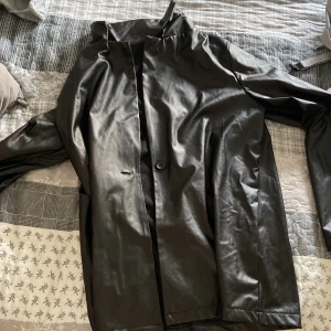 Blazer från Shein💓 - En skitsnygg blazer från shein i storlek S. Perfekt till en snygg topp och linnebyxor. Har aldrig kommit till användning för mig och är köpt i november. ( passade inte mig därav inte använd), inga frakturer och är som helt ny. 