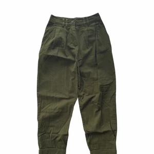 GRÖNA BYXOR ASOS - Ett par mörkgröna byxor från asos.