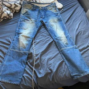 Coola Jack and Jones carpenter byxor - Säljer mina gamla carpenter byxor i strl 32 för dom är för korta för mig 