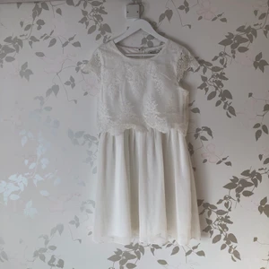 Vit kortklänning - Vit kortklänning med spets upptill från Nelly. Endast använd en gång och är i fint skick. Storlek 40.✨