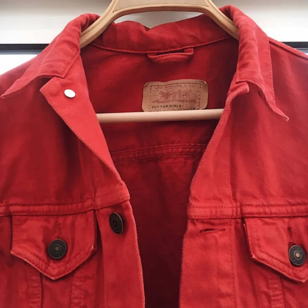 Fin röd jeansjacka från Levi's, perfekt till våren! Riktigt stark kvalité. Användt skick men mycket sparsamt använd. Passar XS/ 34 ⚘. Jackor.