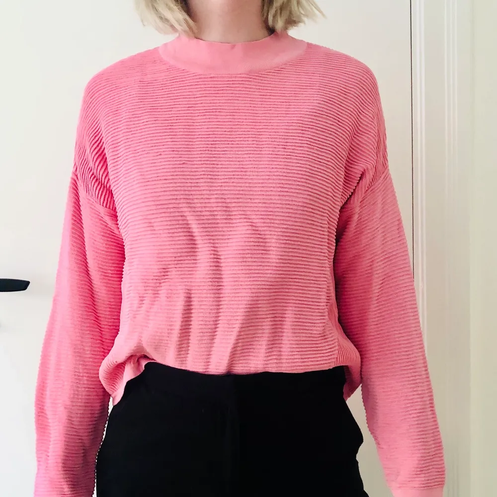 Rosa tröja med annorlunda textur från Weekday! Strl M (personen på bilden brukar ha S).. Tröjor & Koftor.