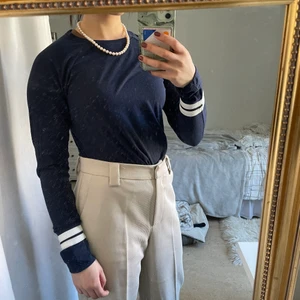 Hollister tröja  - Vita ränder på ärmarna 