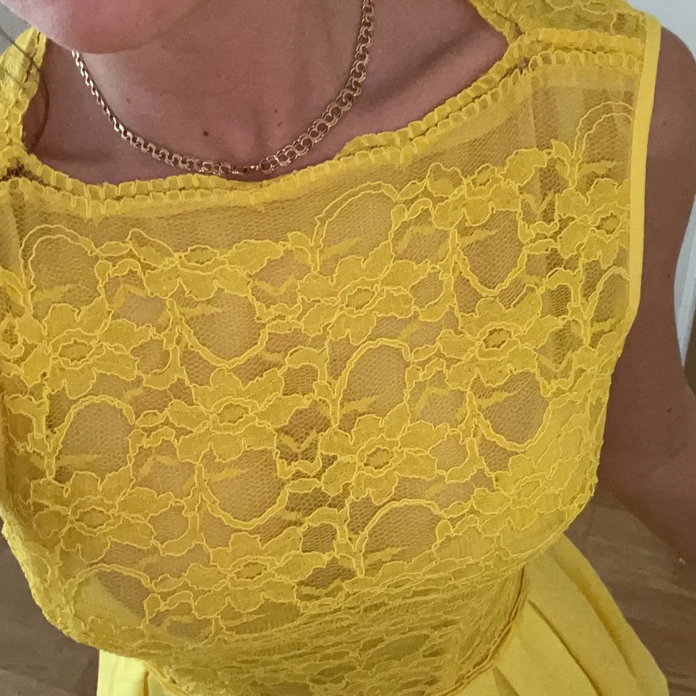Balklänning / Festklänning i en somrig gul färg ifrån Jones & Jones! Storlek S/M. Sitter som en smäck, figursydd med lite tull i kjolen så att man får en super fin figur!. Klänningar.