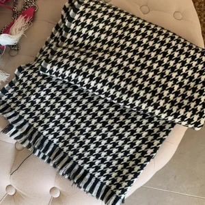 Halsduk - Aldrig använd, svartvit med fint mönster. 