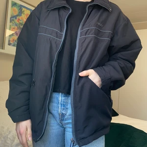 Peak Performance, vårjacka, M  - Snygg svart jacka som passar till allt, varm och gosig utan defekter, säljer för att jag upplever den som lite för stor.   Storlek M passar antagligen på någon som har storlek S-L beroende på passform.
