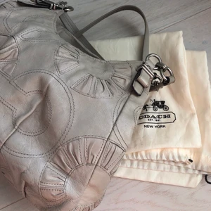 Coach bag in nude colour - Elegant coach bag in nude colour. The bag has not been used much and is in a very good condition. Includes original dustbag. Shows slight signs of discoloration (e.g. inside handles, visible only on detailed examination)