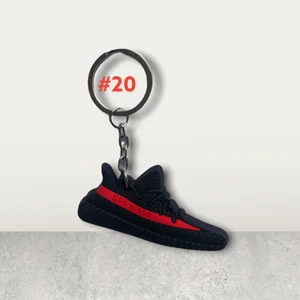 4x Adidas Yeezy Nyckelringar - Adidas YEEZY nyckelringar  Produkten är helt nya i sin förpackning. * 		Sällsynt sneaker-nyckelring * 		Gummi med hög kvalitet * 		Slitstarkt material * 		Anslut till nycklar * 		Ungefär 5 cm stor  efter beställning vänligen ange vilken (Yeezy nyckelring) du vill ha?  Detta är den bästa julklappen för alla i din familj, eller vänner.  Meddelande mig Om du har några frågor om mitt objekt, Glöm inte att lämna en positiv feedback efter köpet, jag gör detsamma :)