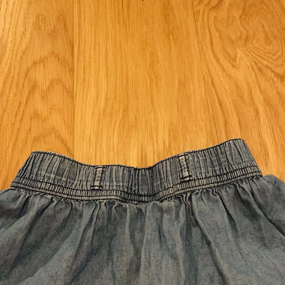 Här är en denim kjol!! Den är så snygg och skön samtidigt! 💗 Den är från ⭐️ KappAhl ⭐️ Den är i storleken 110-116 (5-6 år) men eftersom den är så stretchig kan även passa åldrar över 5-6, den passar min kusin perfekt och hon ska fylla 11! ⚡️. Kjolar.