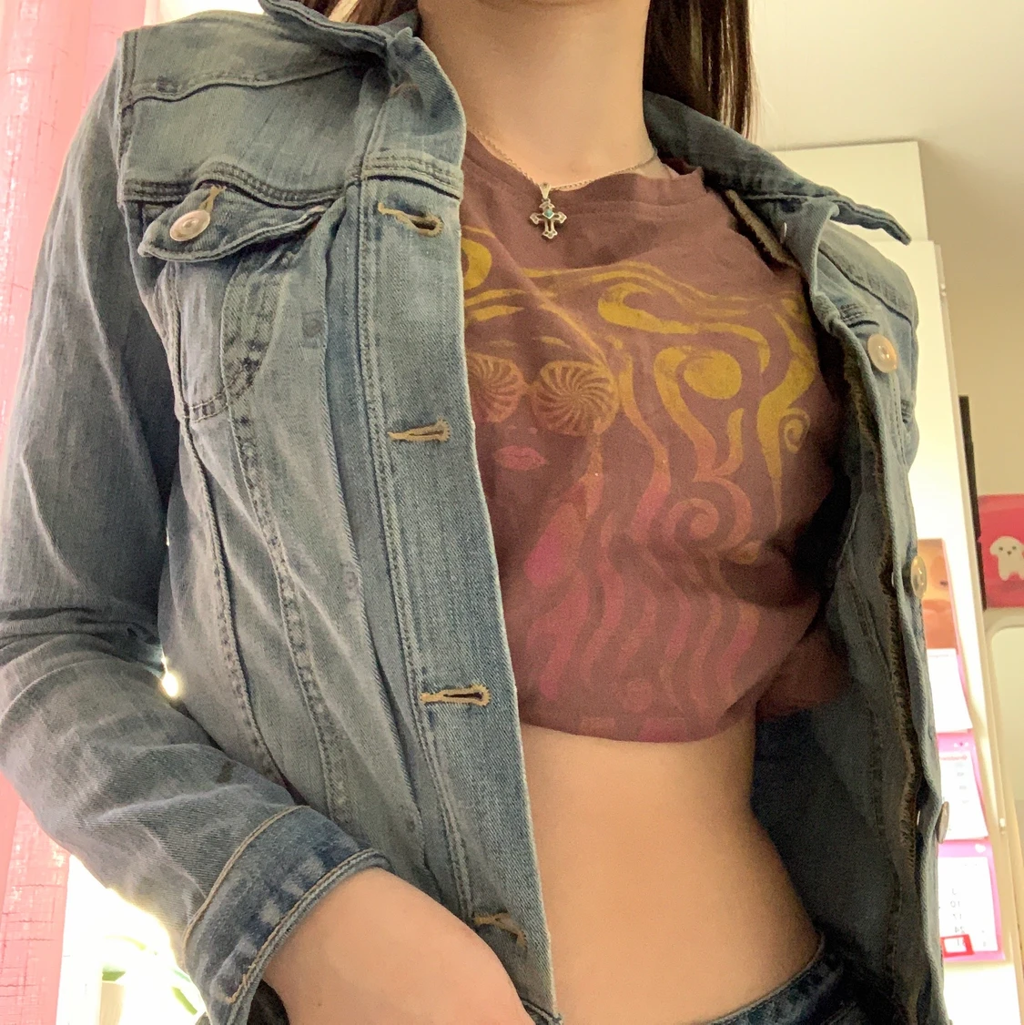JÄTTESNYGG jeansjacka med söta detaljer!