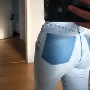 jeans från weekday med coola detaljer i modellen rowe storlek w27L32💕