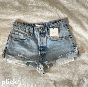Shorts - Säljer dessa jätte fina mid rise shorts köpta från Zara som inte kommer till användning, använd fåtal gånger💘 (lånad bild) många var intresserade så startade budgivning.