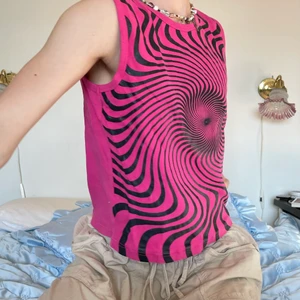 Psykadelisk y2k 70s linne rosa svart - Vintsge psykadeliskt neonrosa linne med en svart ”swirl” som täcker hela framsidan aka ett allover print 🌀 Jag äääskar detta linnet och har den bästa y2k möter 70s viben! Så snygg med ett par svartaa av kostymbyxor eller et par vida galna färgglada byxor!