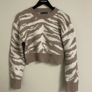Tröja - Säljer denna sjukt fina stickade tröjan i storlek s🤎 Den är i lite zebra mönster och är köpt på shein 