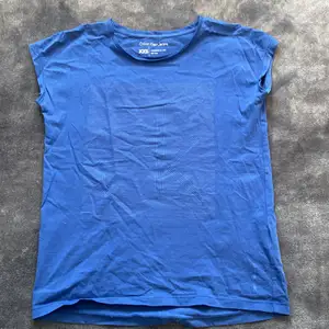 Nästan oanvänd Calvin Klein t-shirt. Säljer på grund av att den är nästan för liten, jag är 170 och bär S i tröjor men denna är i Xxs passar precis! 
