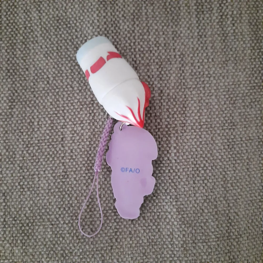 Öppnad blind bag charm med Todomatsu från Mr Osomatsu som jag fick i en loot anime crate. Kan användas som nyckelring, phone charm osv. Hämtas i Stockholm, annars 14kr frakt med frimärke. Asusteet.
