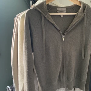 Kashmir zip hoodie - Säljer min gröna zip hoodie i kashmirmix från hm pga att jag har en likadan i annan färg som jag använder mer ❤️ dragkedjan är lite missfärgad (bild 3) men i övrigt i mycket fint skick. Köp direkt för 500kr!! Kan mötas eller så står köparen för frakten